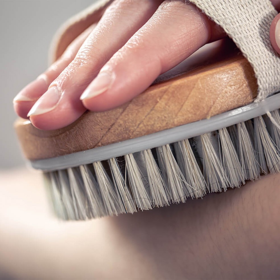 TROCKENE MASSAGEBÜRSTE